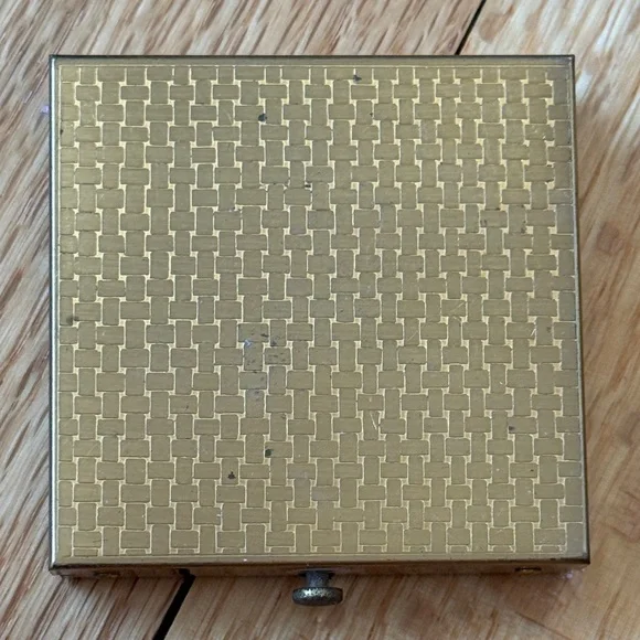 2 Vintage Compacts Elizabeth Arden (Octagon) and Dorset Fifth Avenue (Square) - Picture 9 of 12